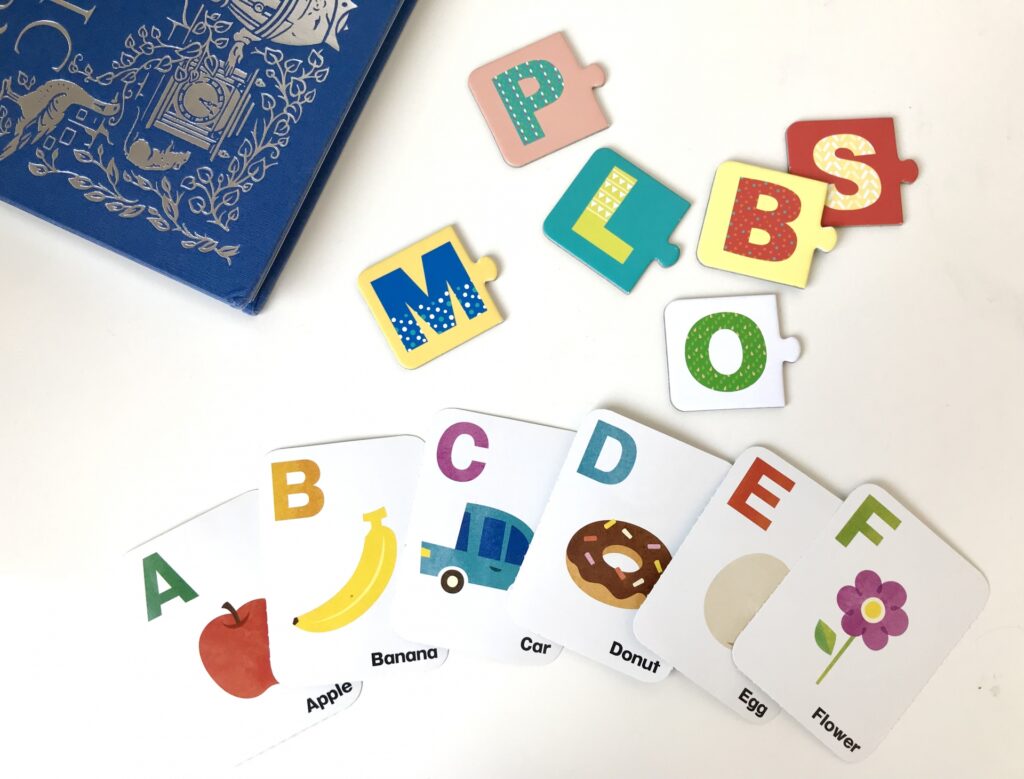 アルファベットのカードとパズルピース